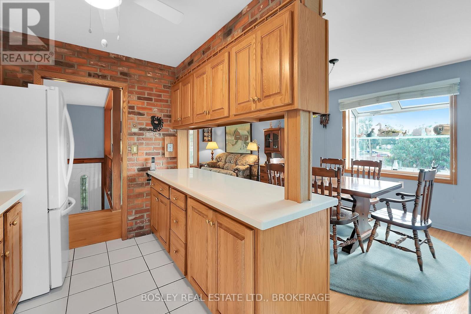 25 Lawrence Drive, Thorold (Confederation Heights), Ontario  L2V 2X6 - Photo 10 - X12432339
