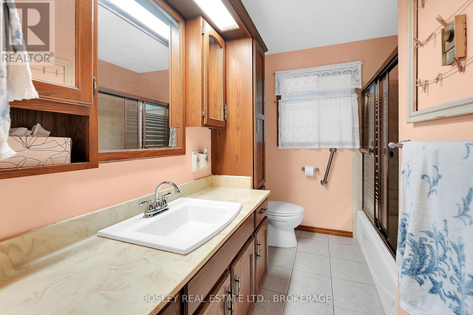 25 Lawrence Drive, Thorold (Confederation Heights), Ontario  L2V 2X6 - Photo 14 - X12432339
