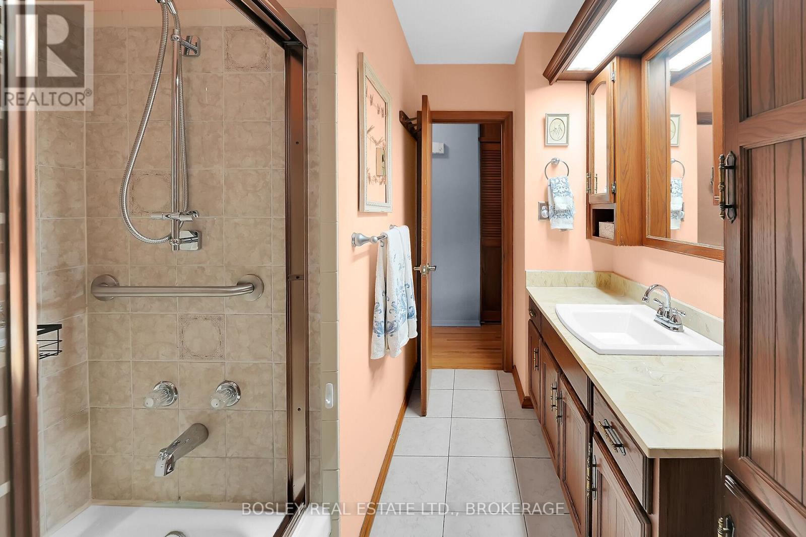 25 Lawrence Drive, Thorold (Confederation Heights), Ontario  L2V 2X6 - Photo 15 - X12432339