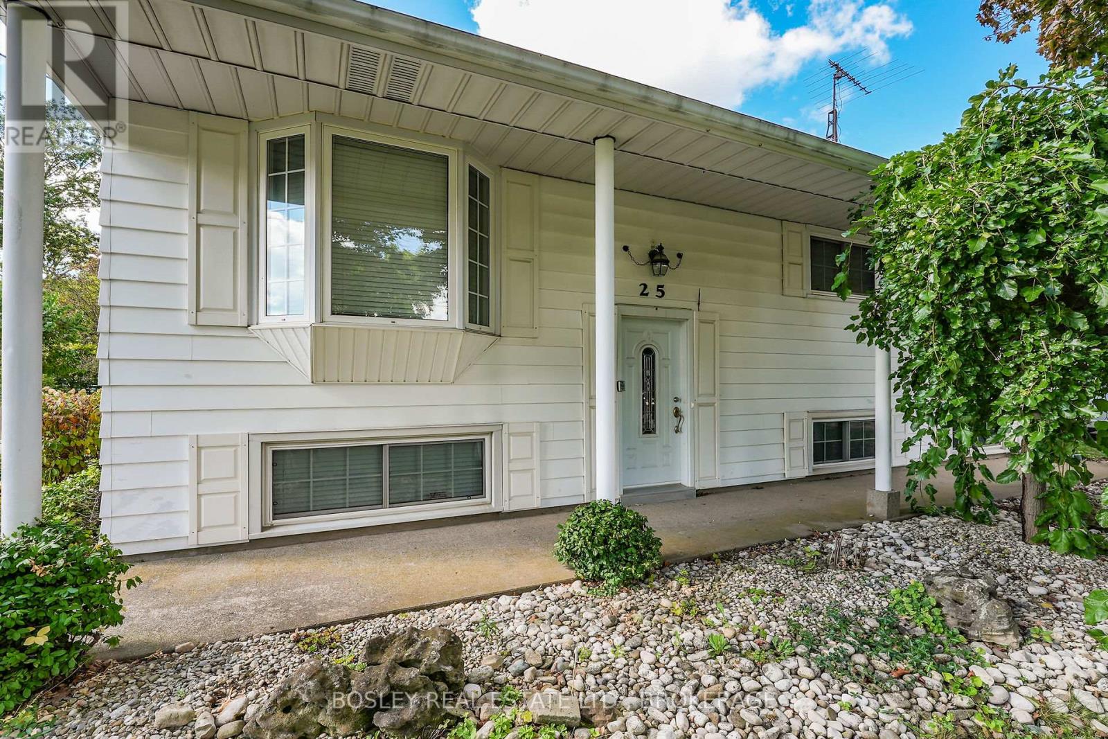 25 Lawrence Drive, Thorold (Confederation Heights), Ontario  L2V 2X6 - Photo 2 - X12432339