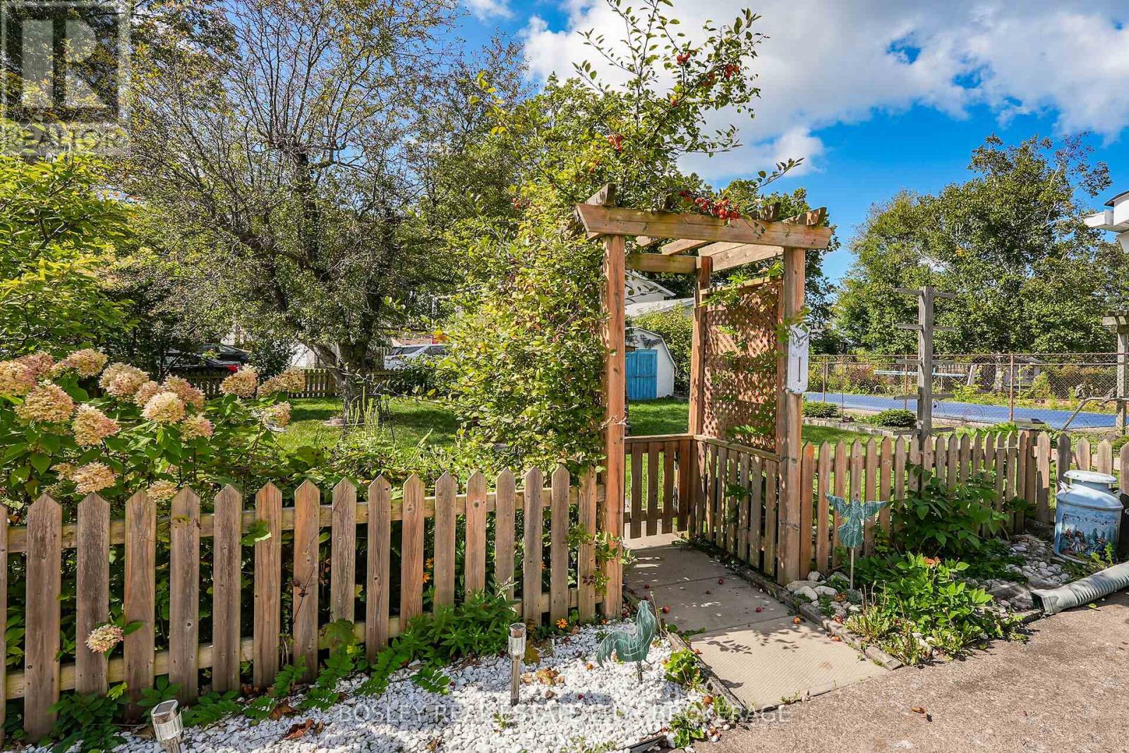 25 Lawrence Drive, Thorold (Confederation Heights), Ontario  L2V 2X6 - Photo 27 - X12432339
