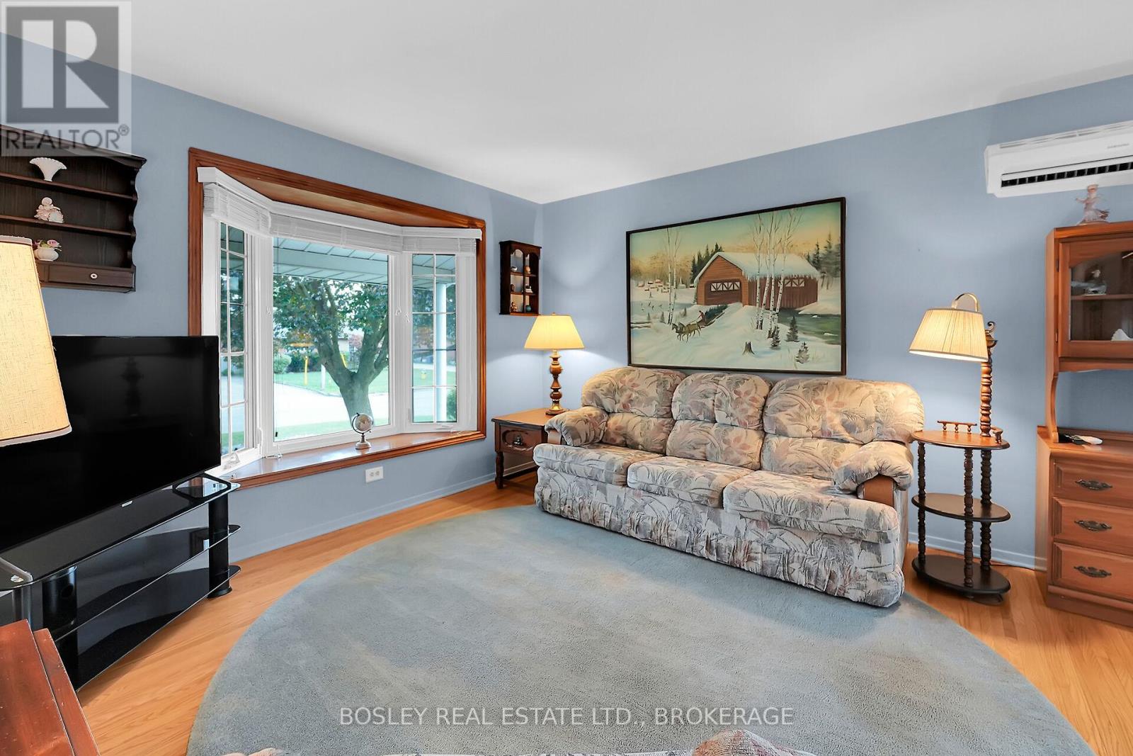 25 Lawrence Drive, Thorold (Confederation Heights), Ontario  L2V 2X6 - Photo 4 - X12432339