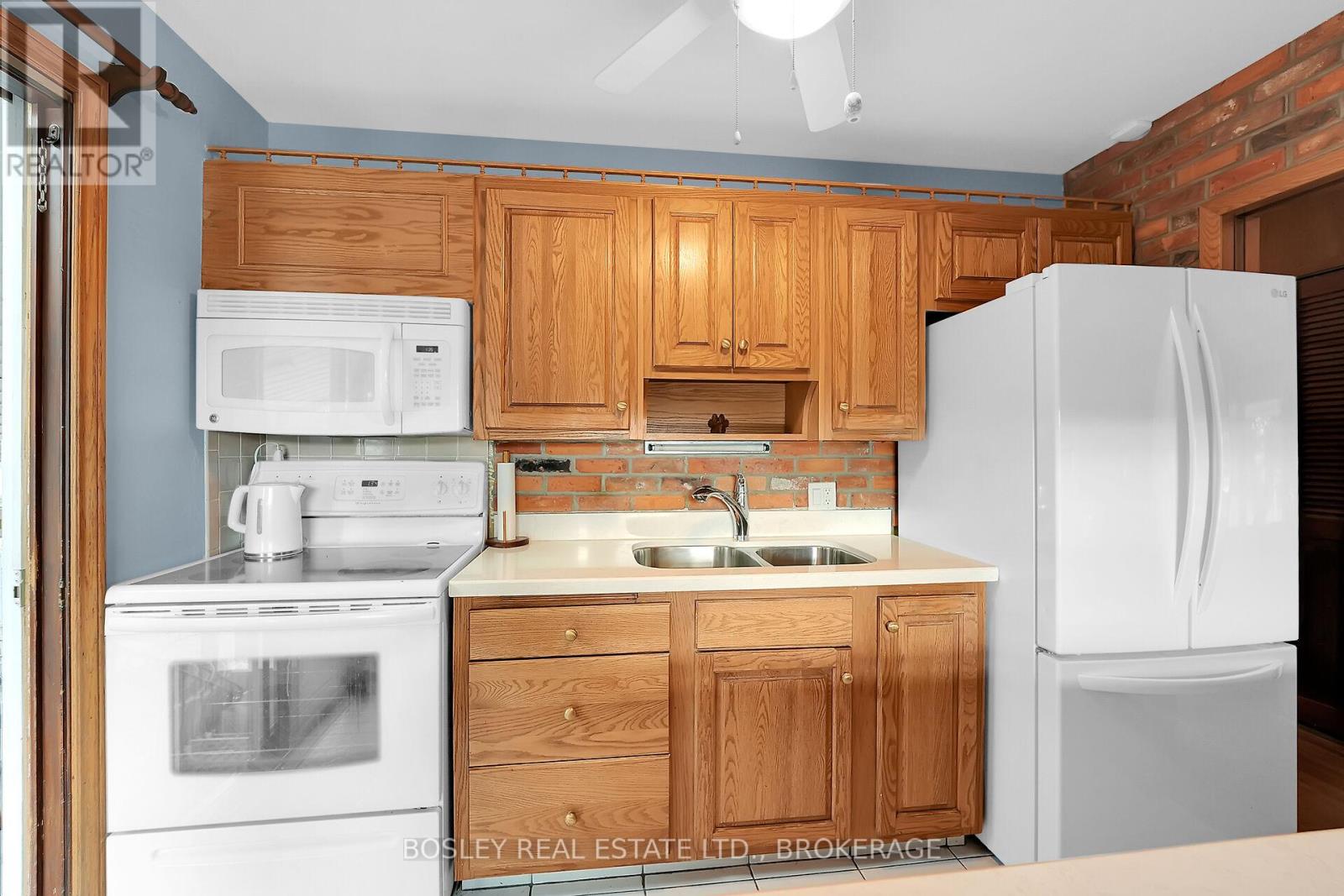 25 Lawrence Drive, Thorold (Confederation Heights), Ontario  L2V 2X6 - Photo 9 - X12432339