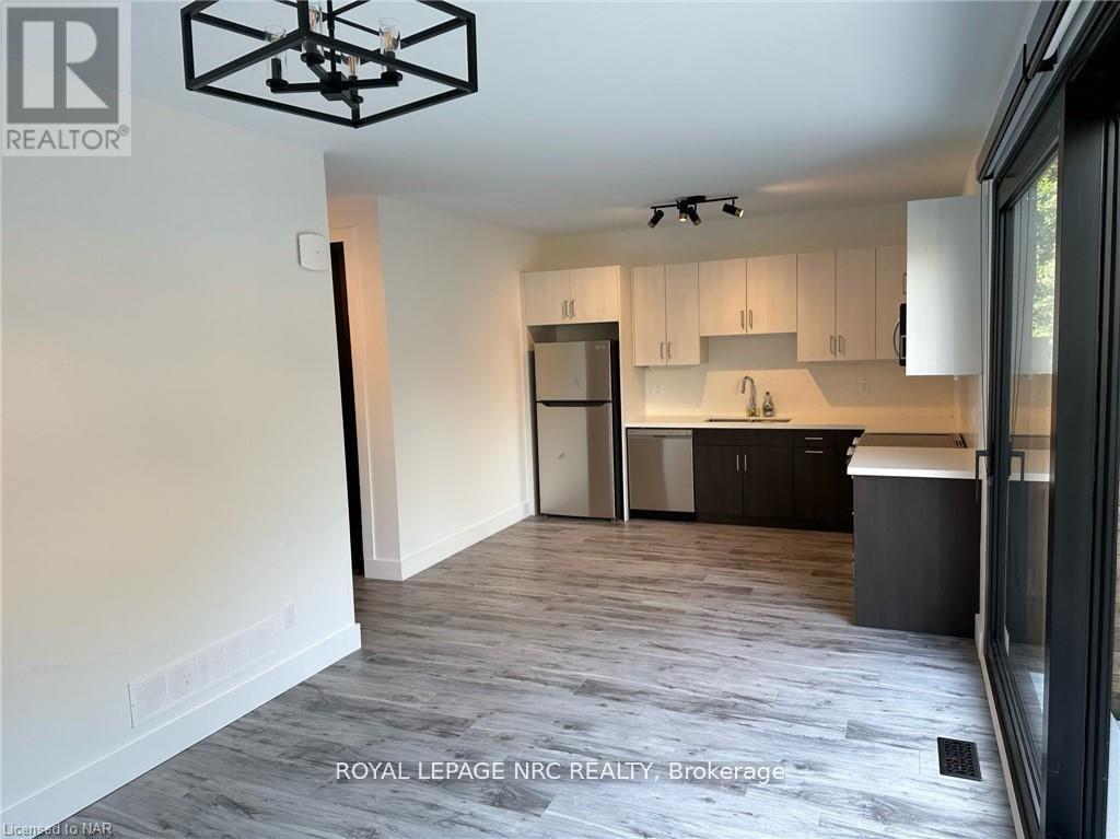 10 Pawling Street, St. Catharines (Port Dalhousie), Ontario  L2N 5M2 - Photo 4 - X12432436