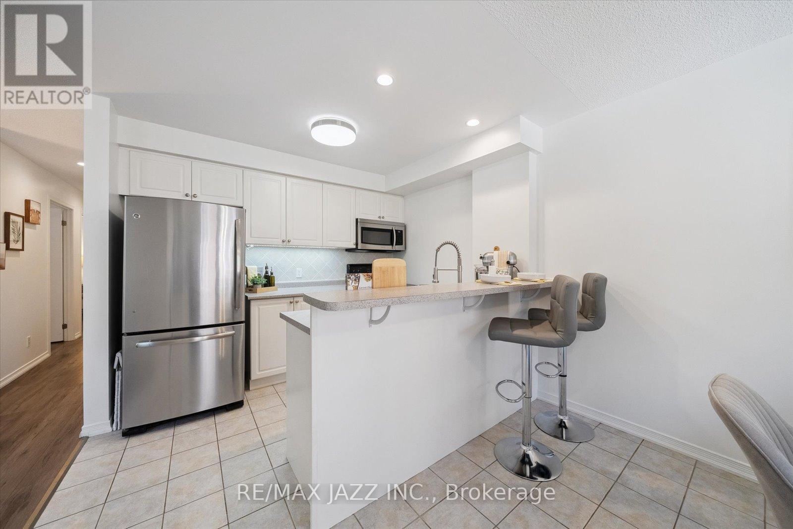 205 - 120 Aspen Springs Drive, Clarington, Ontario  L1C 0G7 - Photo 10 - E12432438