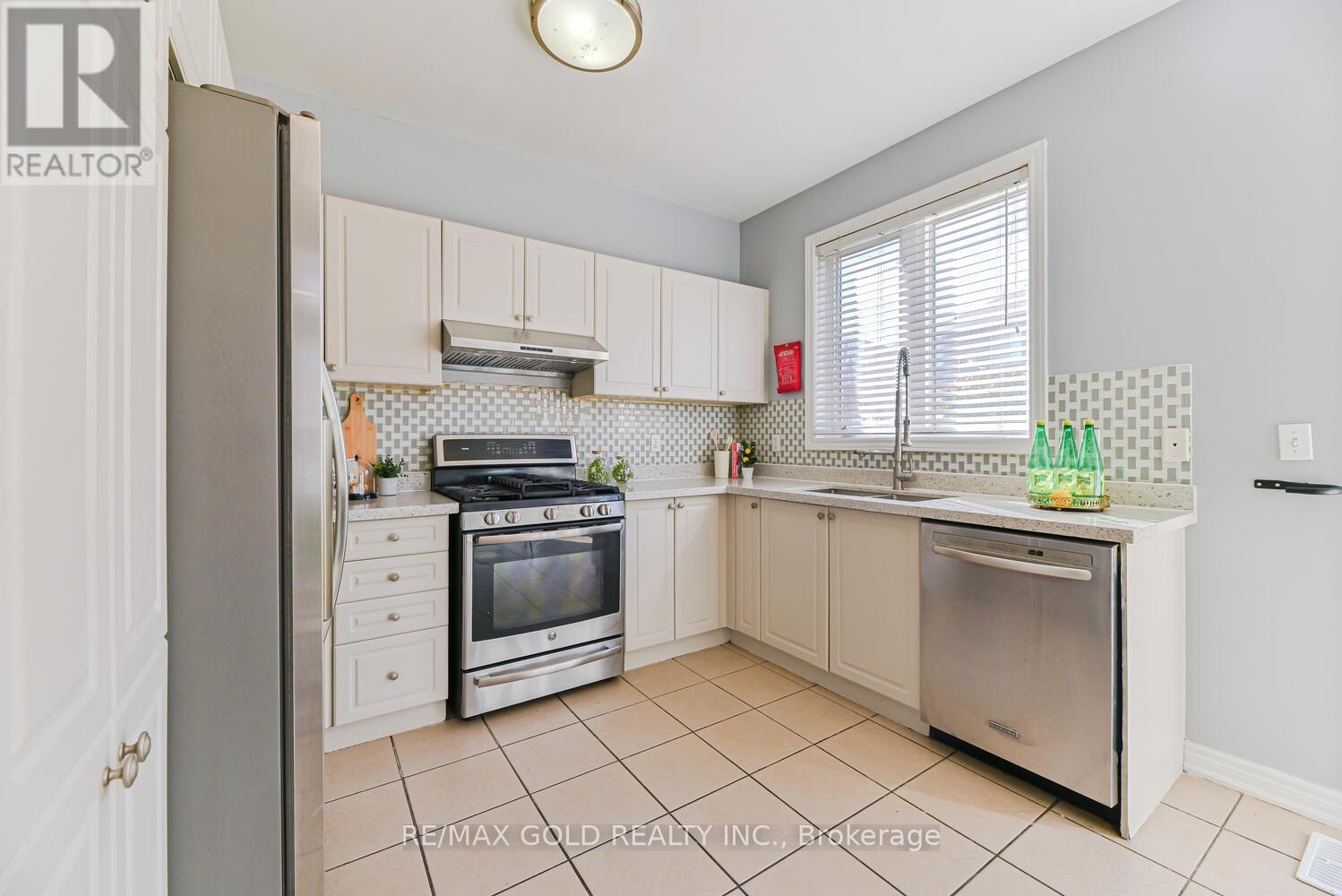 420 Sunny Meadow Boulevard, Brampton, Ontario  L6R 0H5 - Photo 10 - W12432287