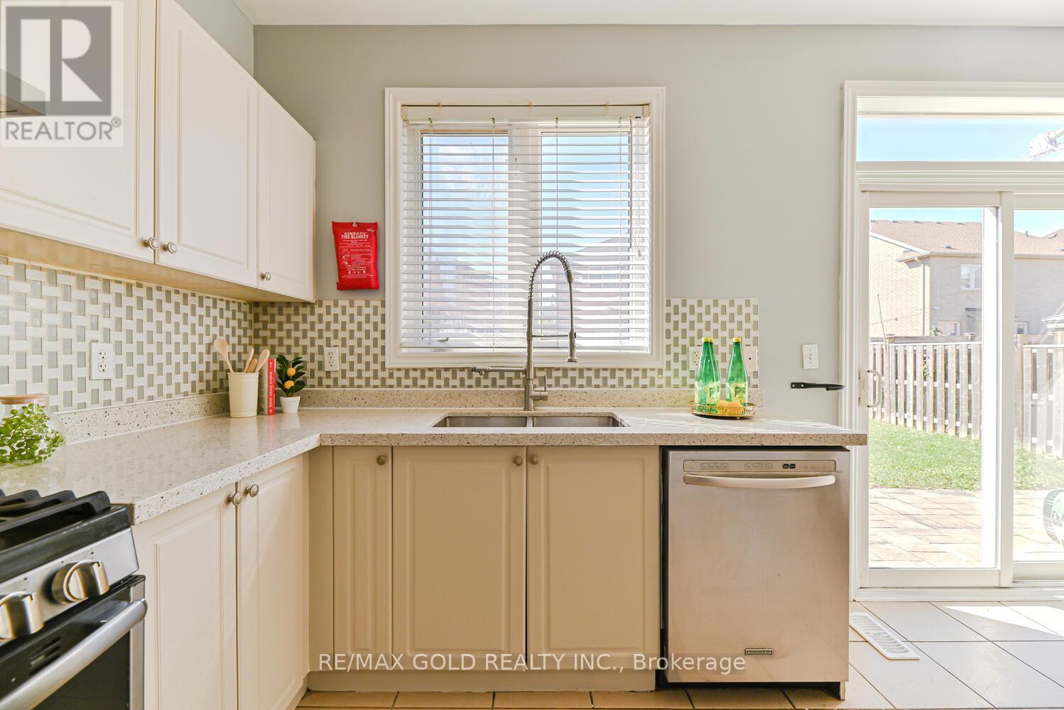 420 Sunny Meadow Boulevard, Brampton, Ontario  L6R 0H5 - Photo 12 - W12432287