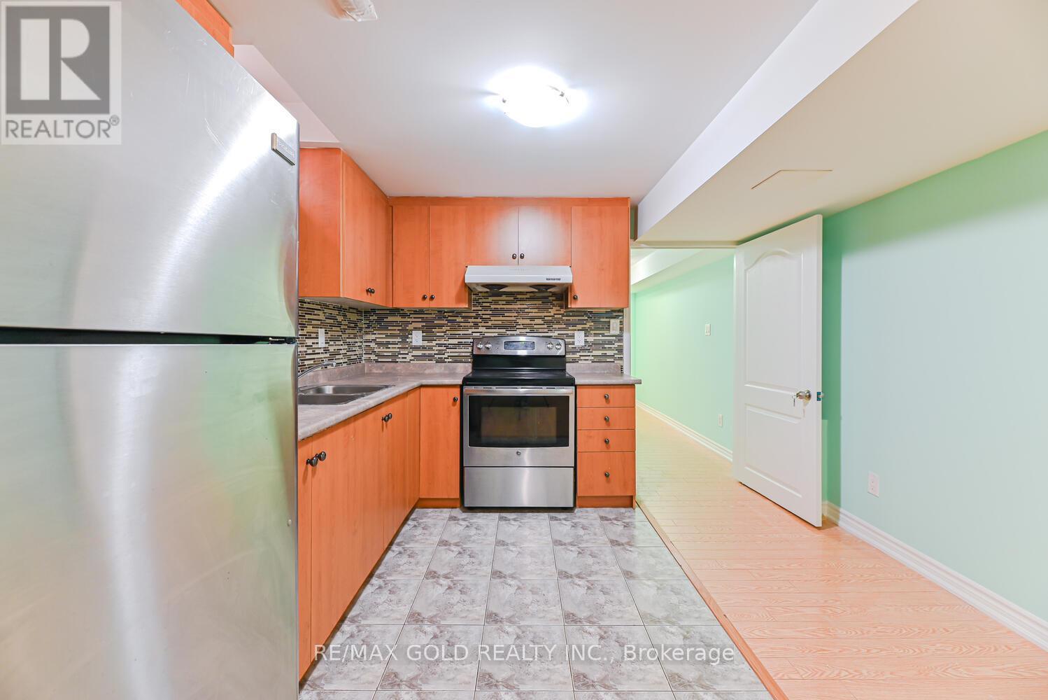 420 Sunny Meadow Boulevard, Brampton, Ontario  L6R 0H5 - Photo 32 - W12432287