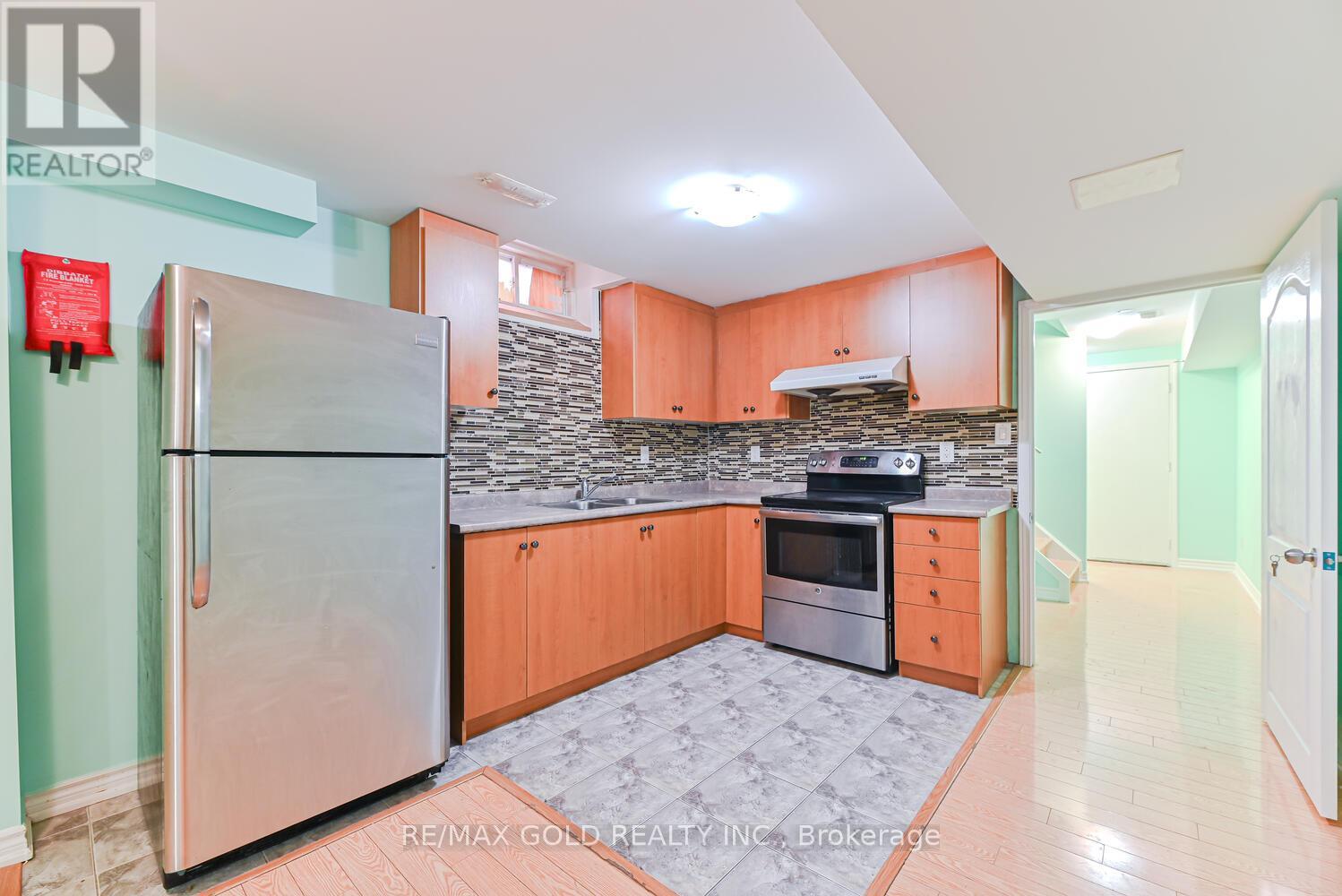 420 Sunny Meadow Boulevard, Brampton, Ontario  L6R 0H5 - Photo 33 - W12432287