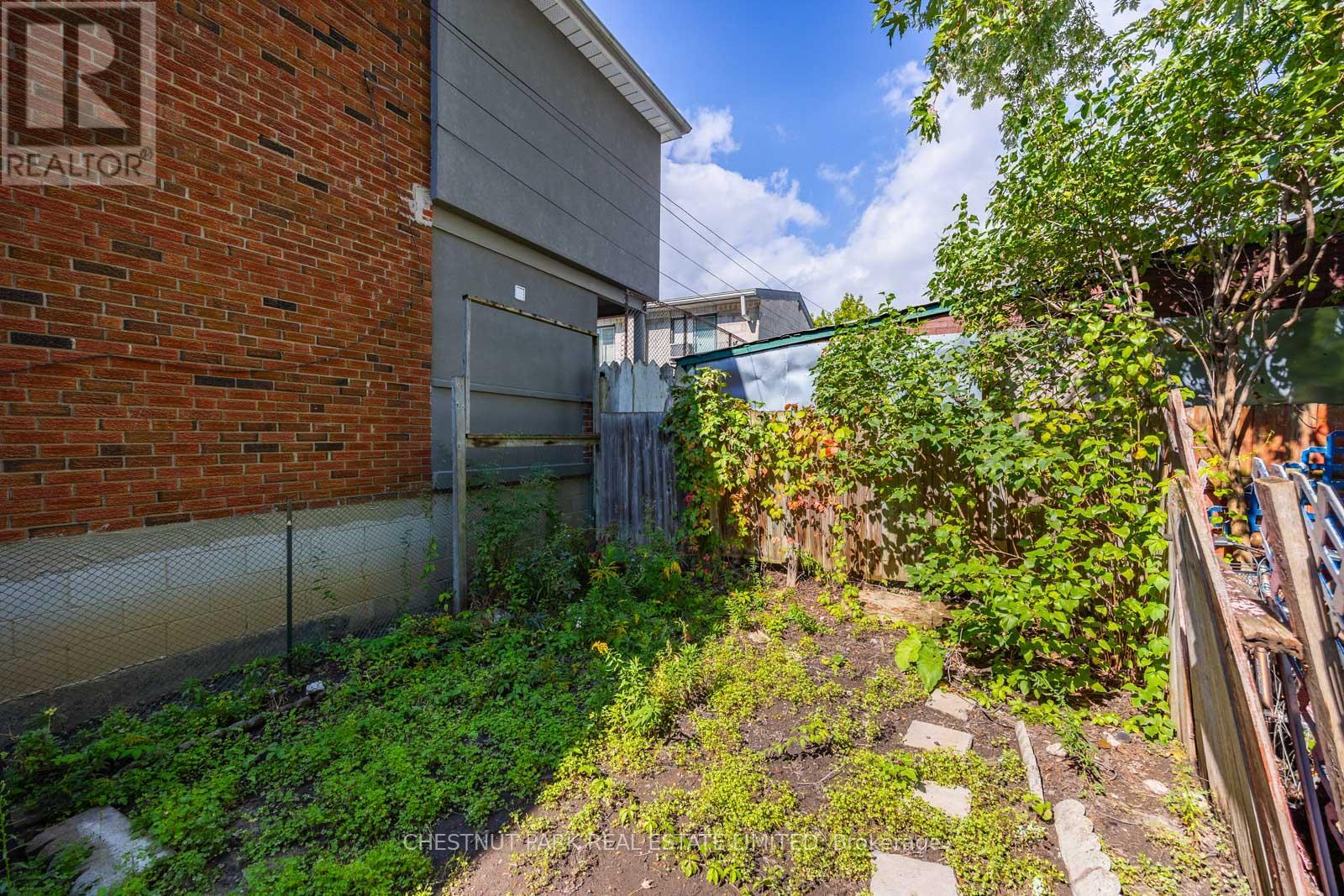 62 Garnet Avenue, Toronto, Ontario  M6G 1V7 - Photo 46 - W12432298