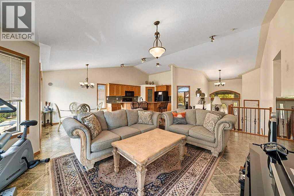 61 Leung Close, Red Deer, Alberta  T4R 2W6 - Photo 6 - A2258298