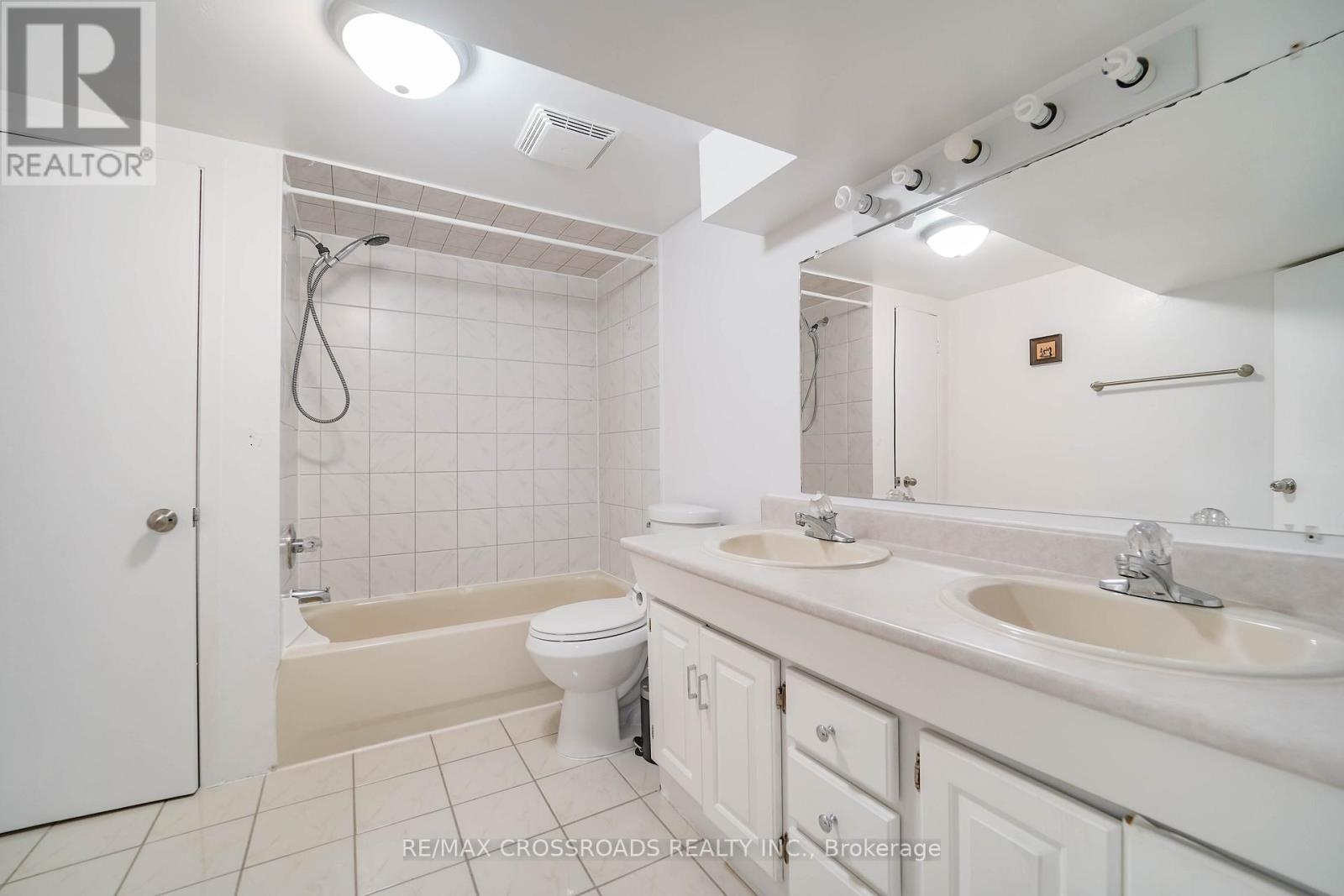 8 Topaz Gate, Toronto (Bayview Woods-Steeles), Ontario  M2M 2Z7 - Photo 24 - C12432415