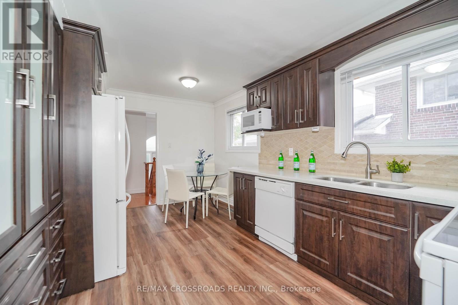 8 Topaz Gate, Toronto (Bayview Woods-Steeles), Ontario  M2M 2Z7 - Photo 5 - C12432415
