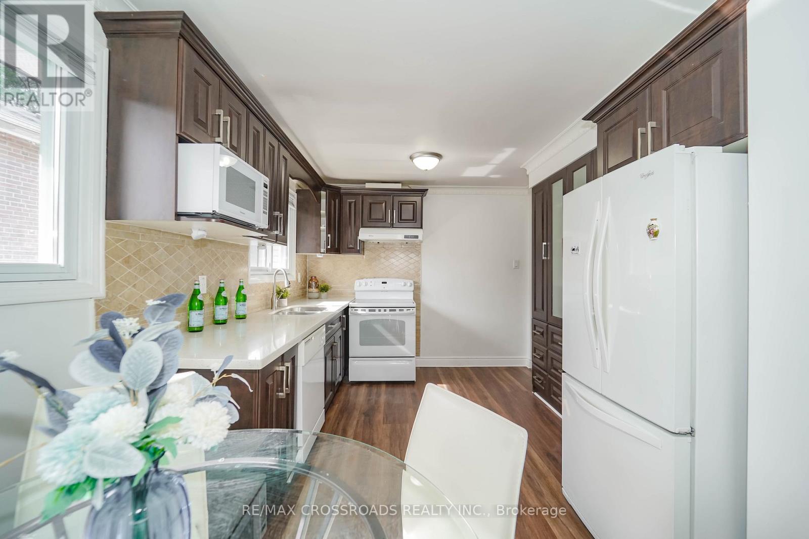 8 Topaz Gate, Toronto (Bayview Woods-Steeles), Ontario  M2M 2Z7 - Photo 9 - C12432415