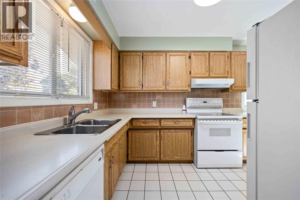 961 Ennisclaire Drive, Sarnia, Ontario  N7V 3G8 - Photo 6 - 25024645