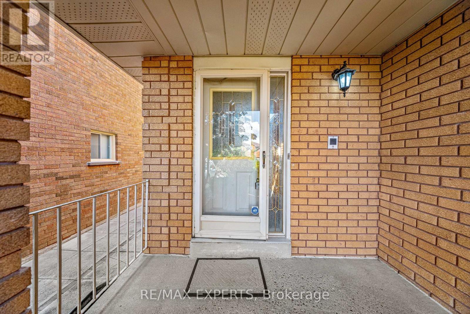47 Velvet Crescent, Vaughan, Ontario  L4L 5E8 - Photo 6 - N12432327