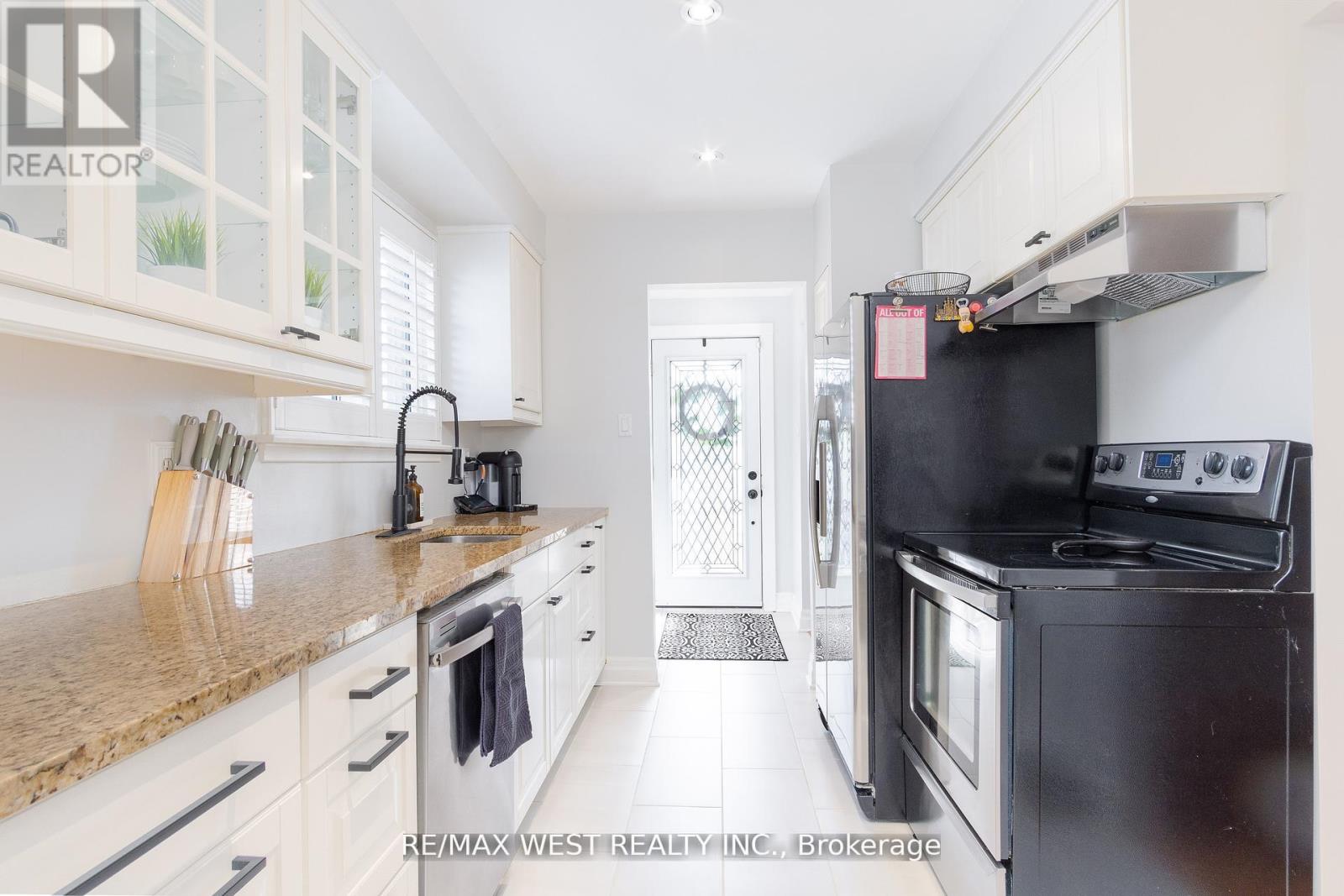30 Tindale Road, Brampton, Ontario  L6V 2G9 - Photo 5 - W12432371