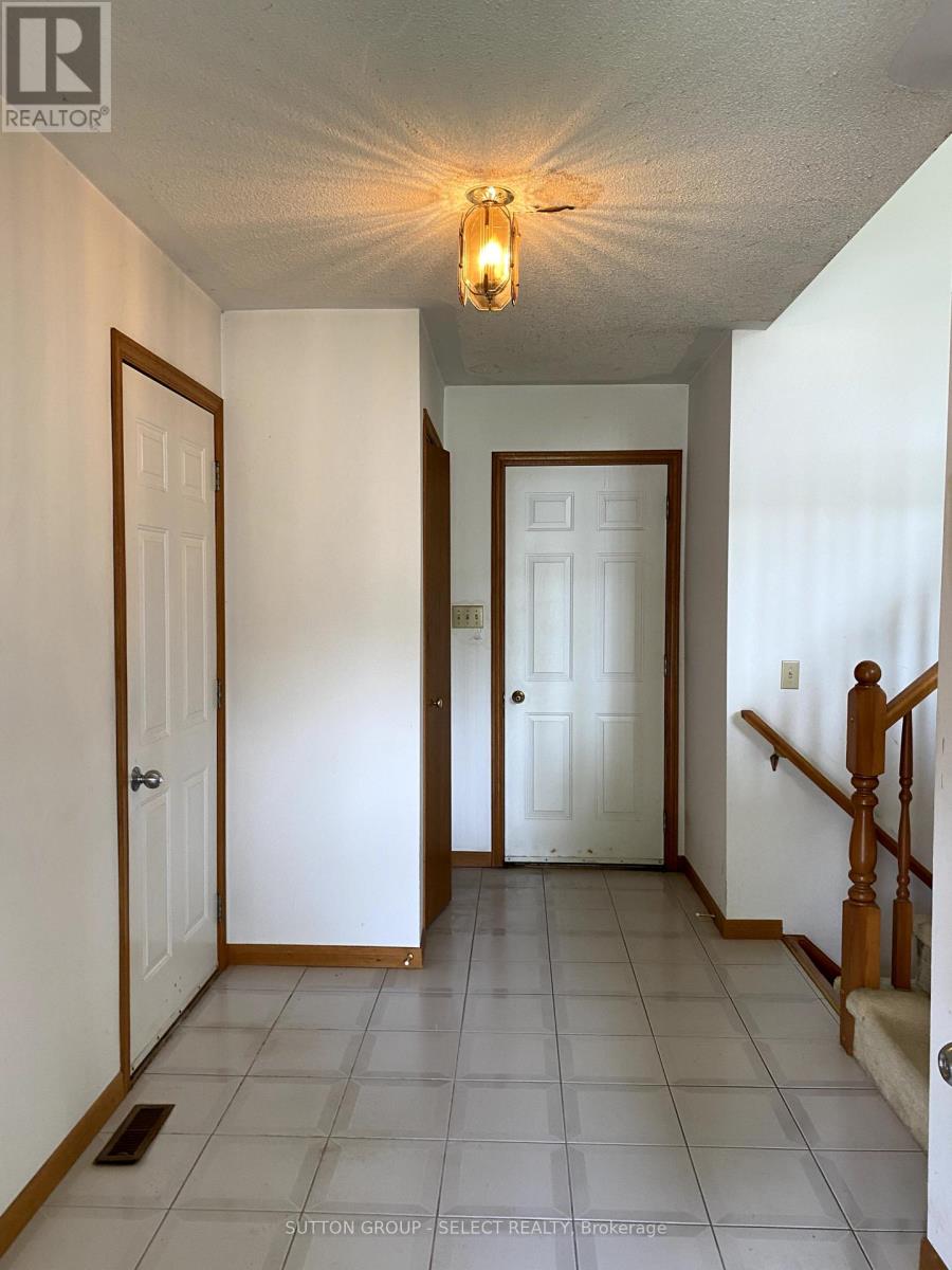 8579 Glendon Drive, Strathroy-Caradoc, Ontario  N0L 1W0 - Photo 2 - X12432502