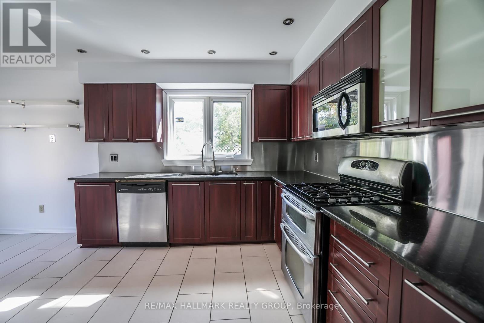 1020 Grenon Avenue, Ottawa, Ontario  K2B 8L8 - Photo 13 - X12432496