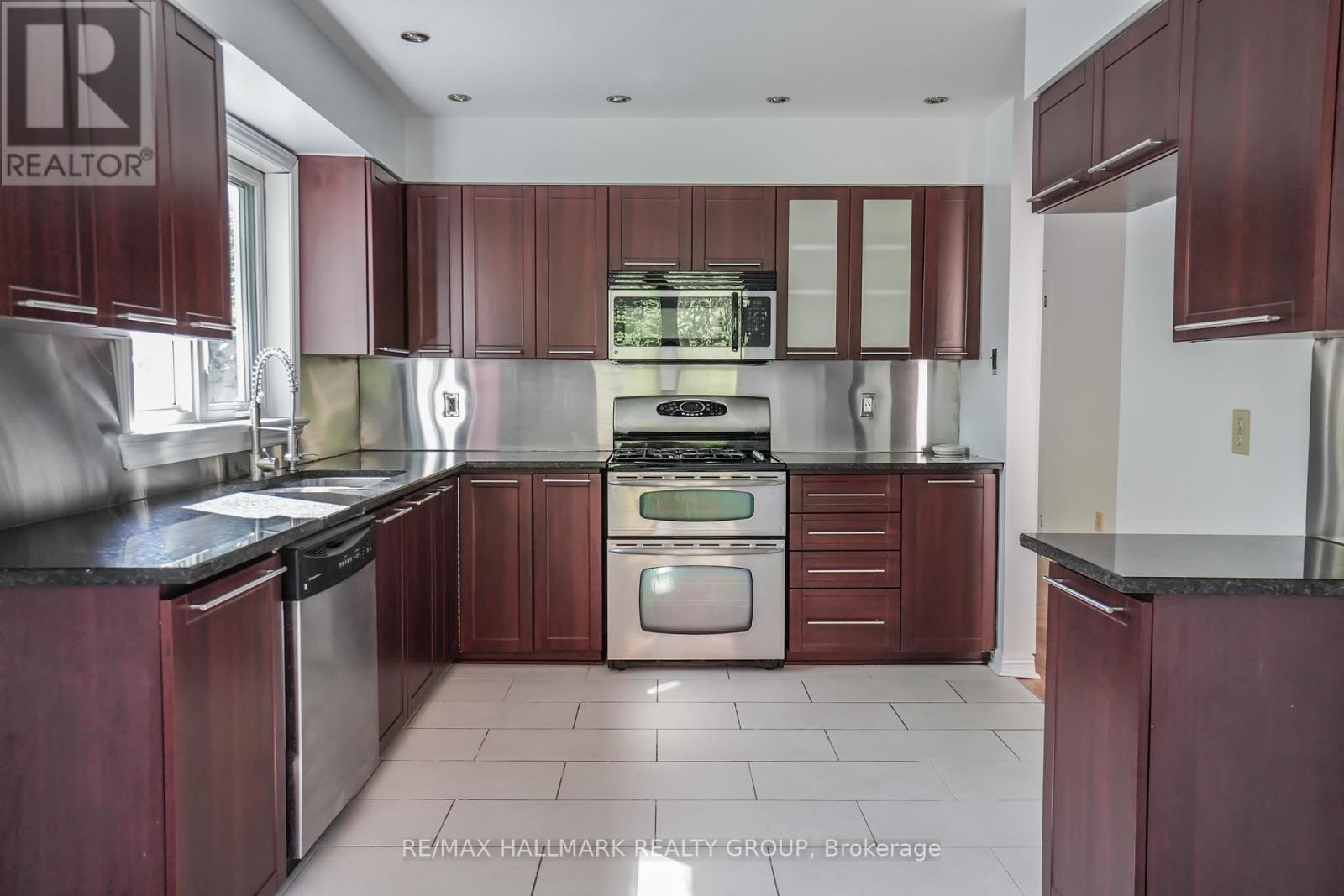1020 Grenon Avenue, Ottawa, Ontario  K2B 8L8 - Photo 16 - X12432496
