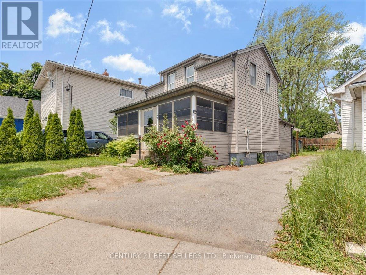 39 Carlton Street, St. Catharines, Ontario  L2R 1P7 - Photo 1 - X12432398