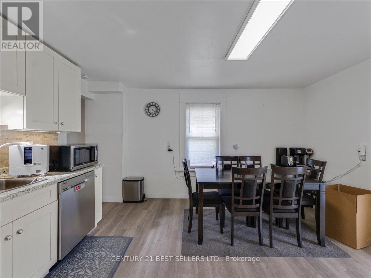 39 Carlton Street, St. Catharines, Ontario  L2R 1P7 - Photo 13 - X12432398