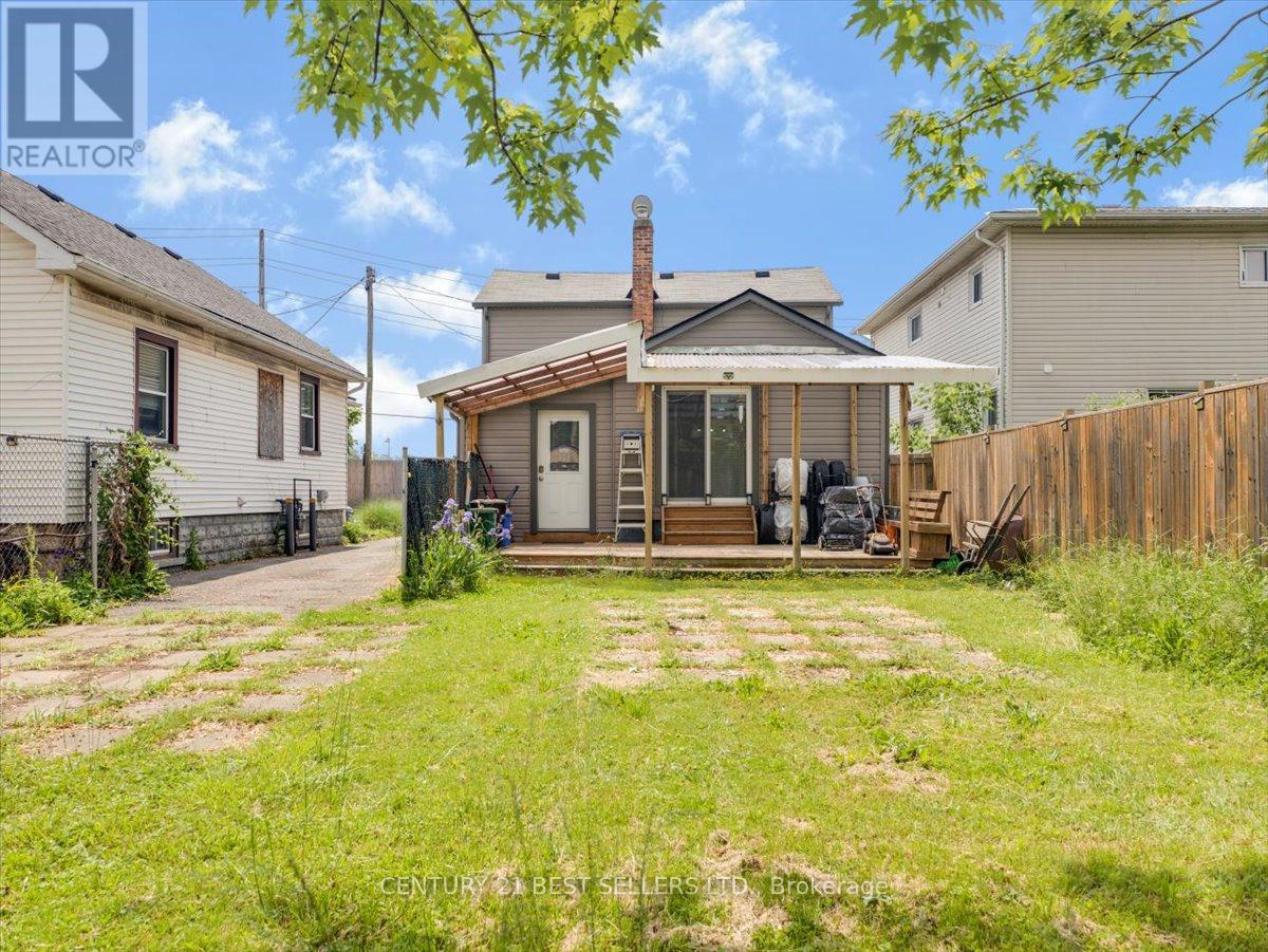 39 Carlton Street, St. Catharines, Ontario  L2R 1P7 - Photo 2 - X12432398