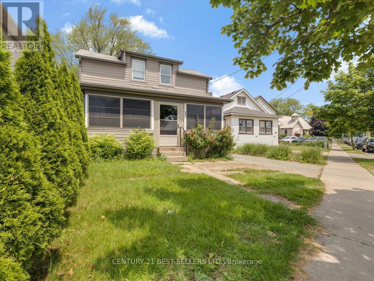 39 Carlton Street, St. Catharines, Ontario  L2R 1P7 - Photo 3 - X12432398