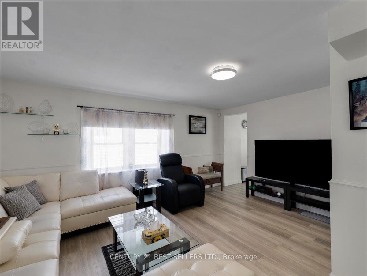 39 Carlton Street, St. Catharines, Ontario  L2R 1P7 - Photo 4 - X12432398