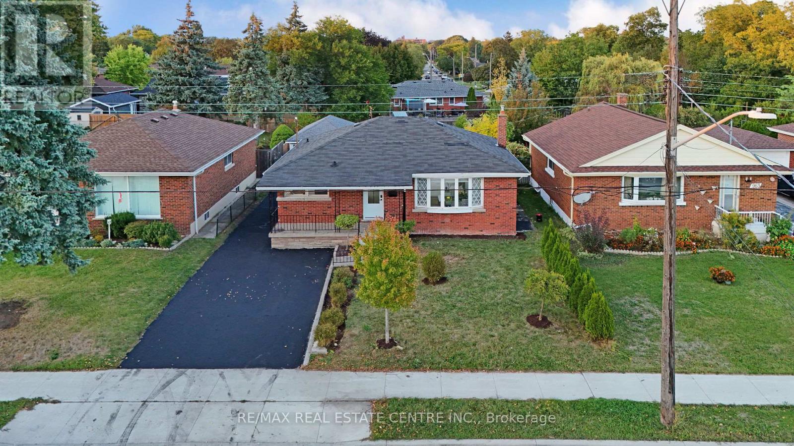 959 Mohawk Road E, Hamilton (Huntington), Ontario  L8T 2R9 - Photo 1 - X12432426