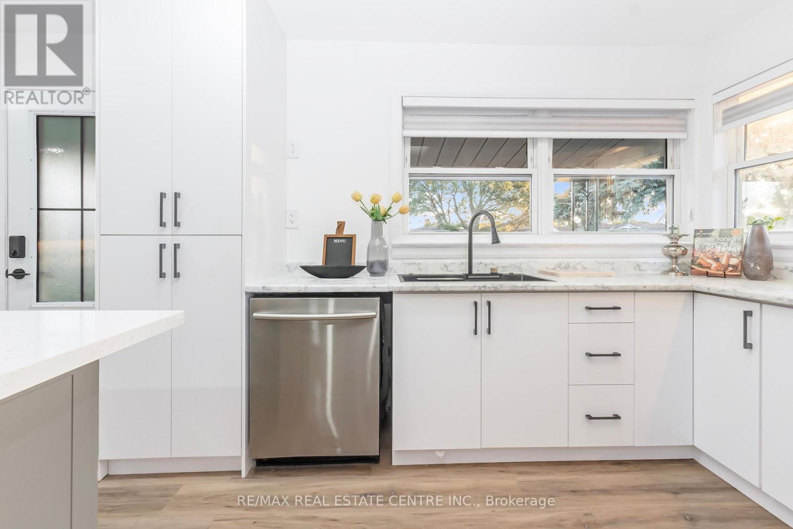 959 Mohawk Road E, Hamilton (Huntington), Ontario  L8T 2R9 - Photo 14 - X12432426