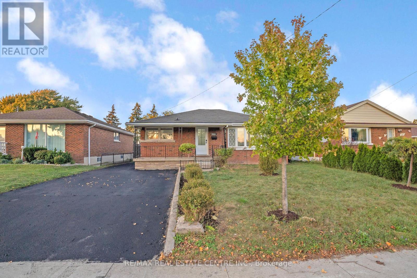 959 Mohawk Road E, Hamilton (Huntington), Ontario  L8T 2R9 - Photo 4 - X12432426