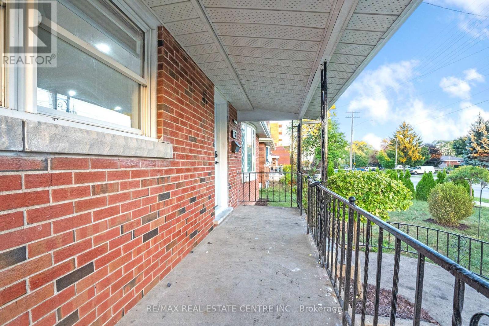 959 Mohawk Road E, Hamilton (Huntington), Ontario  L8T 2R9 - Photo 5 - X12432426