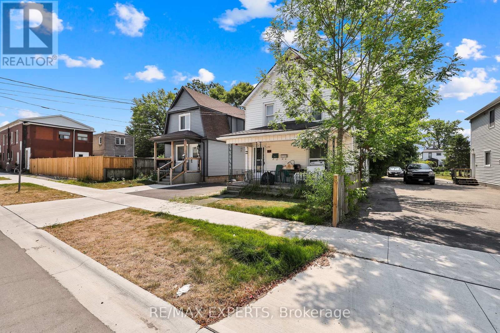 21 Fifth Street, Welland, Ontario  L3B 4Z4 - Photo 3 - X12432427