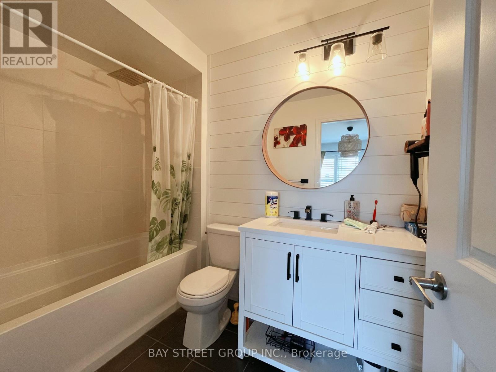 Master Room - 51 Dominion Crescent, Niagara-On-The-Lake, Ontario  L0S 1J1 - Photo 4 - X12432043