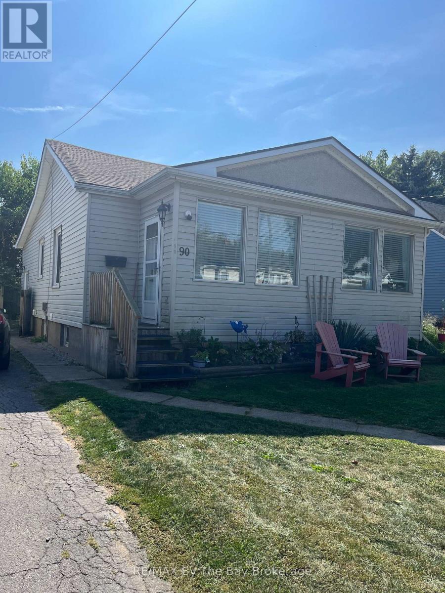 90 Grass Avenue, St. Catharines, Ontario  L2R 1T1 - Photo 2 - X12432443
