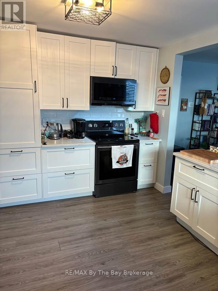 90 Grass Avenue, St. Catharines, Ontario  L2R 1T1 - Photo 7 - X12432443