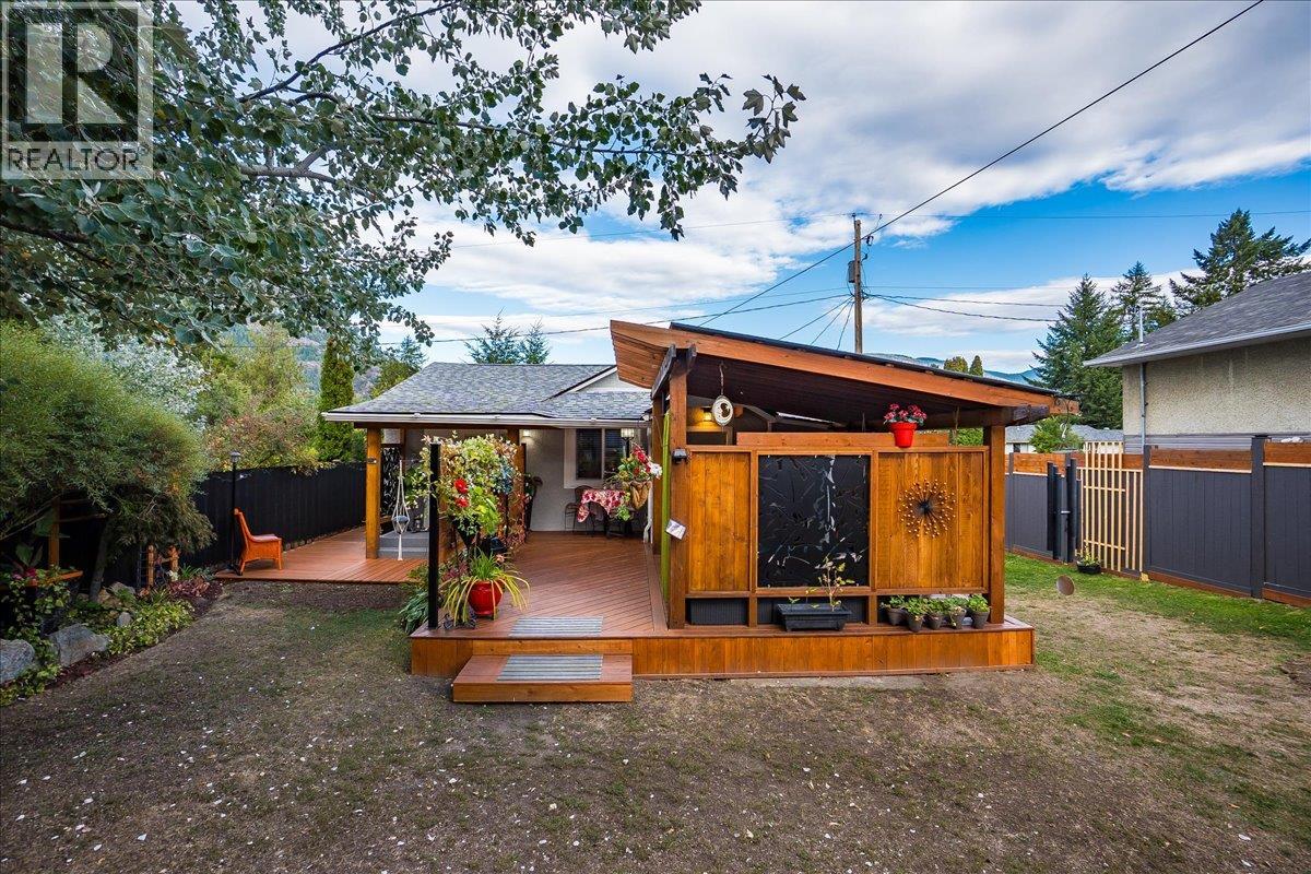 620 10th Avenue, Castlegar, British Columbia  V1N 1K9 - Photo 2 - 10364257