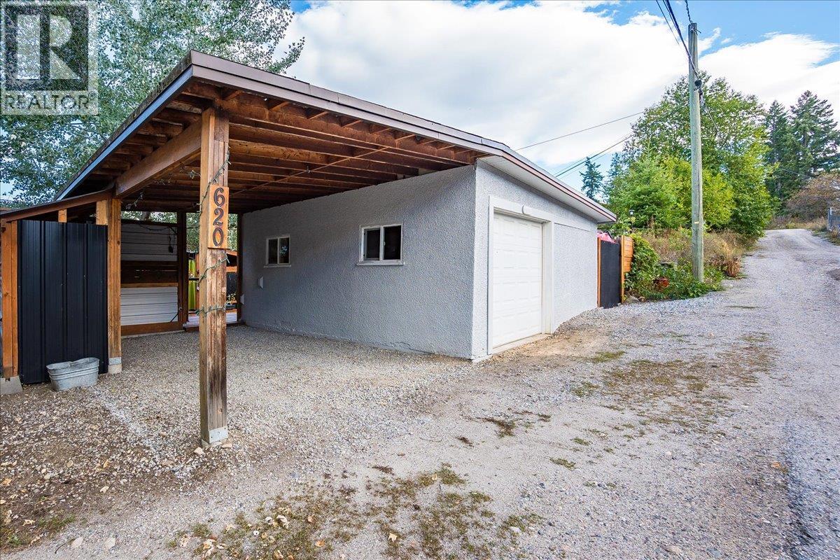 620 10th Avenue, Castlegar, British Columbia  V1N 1K9 - Photo 3 - 10364257