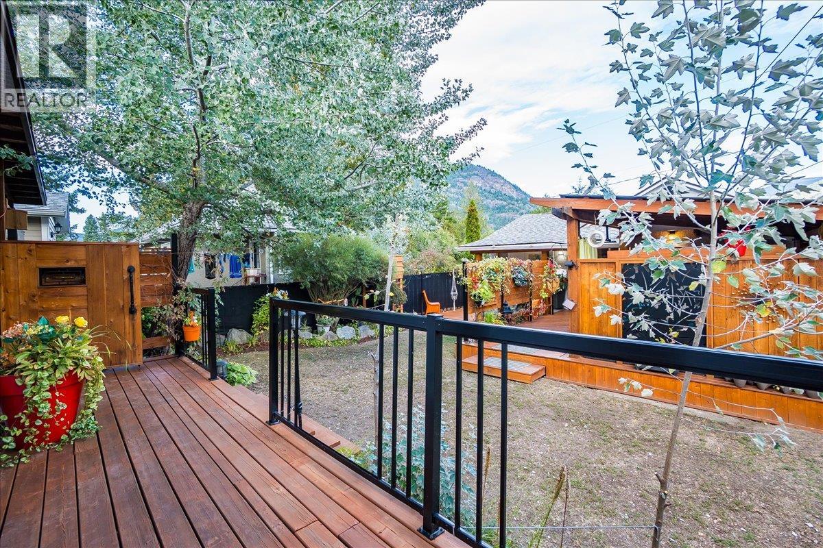 620 10th Avenue, Castlegar, British Columbia  V1N 1K9 - Photo 39 - 10364257
