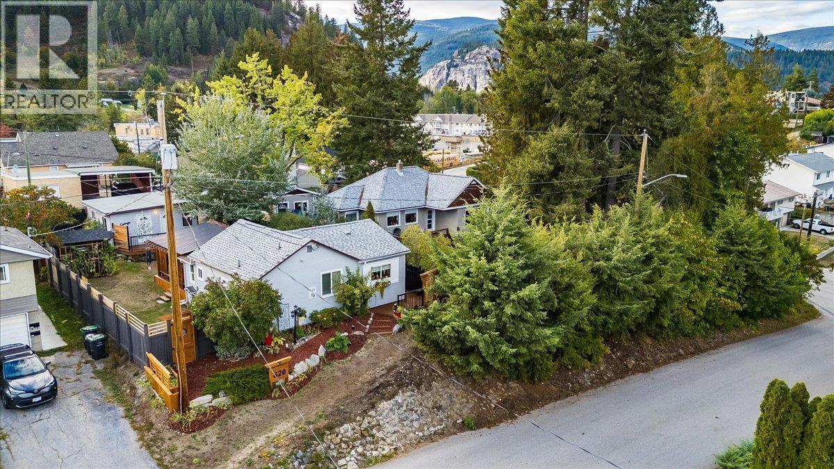 620 10th Avenue, Castlegar, British Columbia  V1N 1K9 - Photo 4 - 10364257