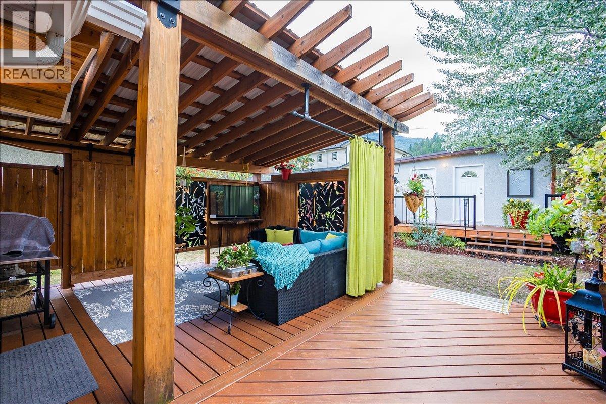 620 10th Avenue, Castlegar, British Columbia  V1N 1K9 - Photo 6 - 10364257