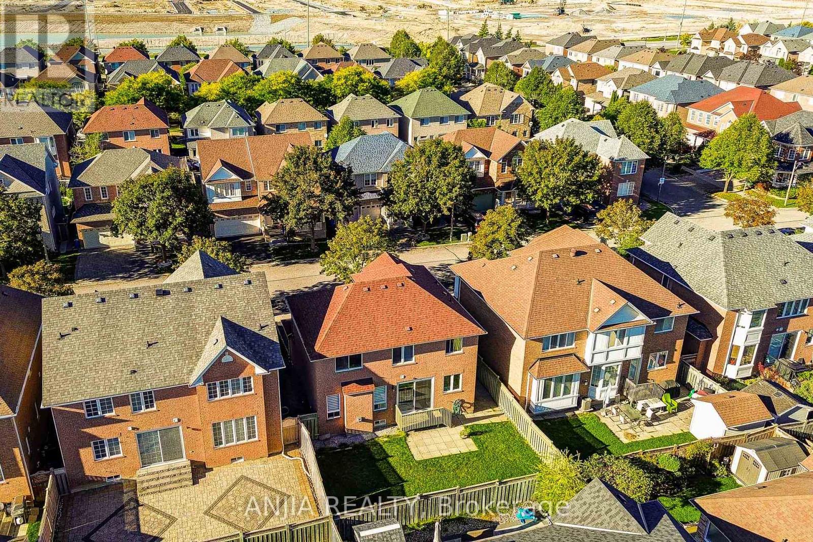 131 Winston Castle Drive, Markham, Ontario  L6C 2G7 - Photo 6 - N12431833