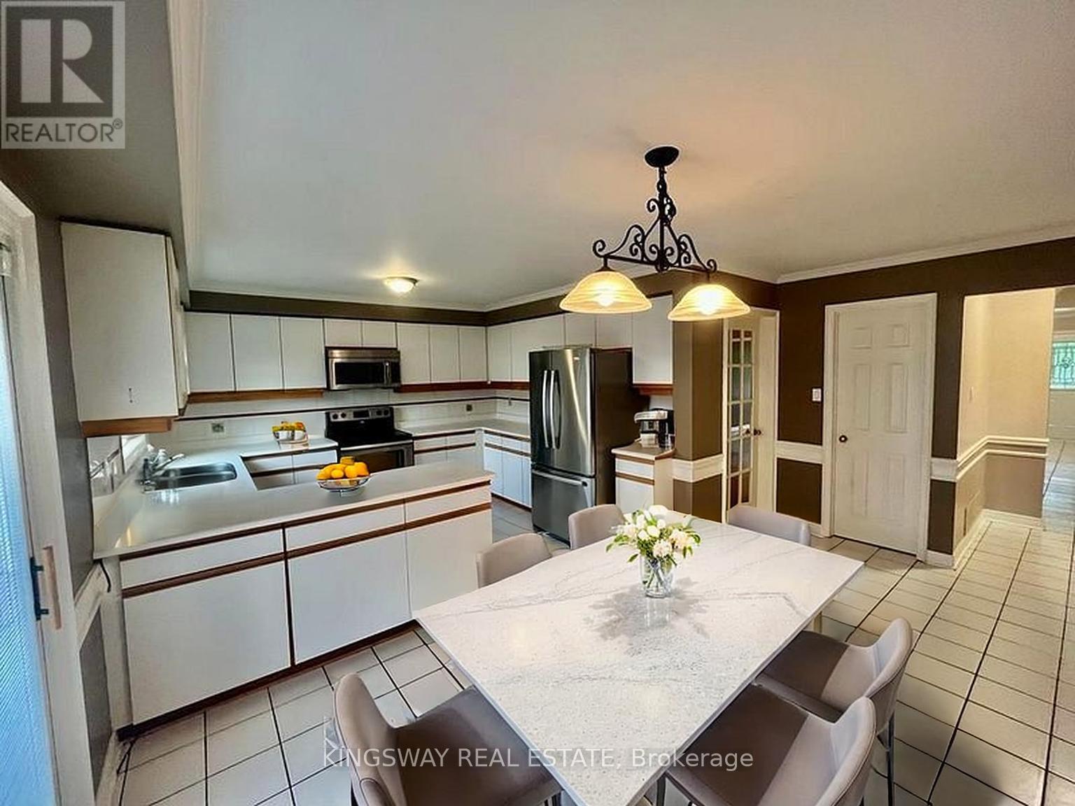 325 Salisbury Lane, Newmarket, Ontario  L3Y 8A6 - Photo 4 - N12432451