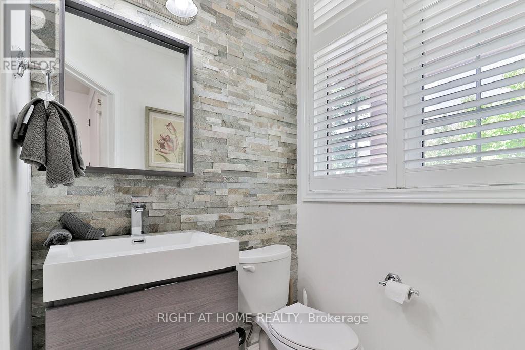 140 Moraine Drive, Vaughan, Ontario  L4H 2E6 - Photo 5 - N12432471