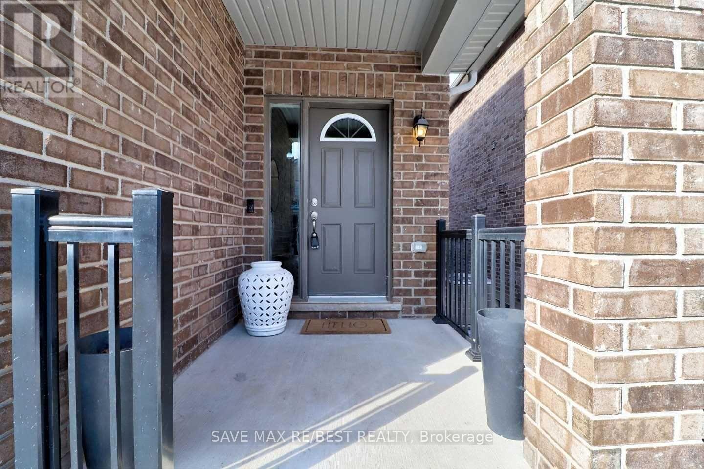 10 Bedford Estates Crescent, Barrie, Ontario  L4N 3Z8 - Photo 4 - S12432458