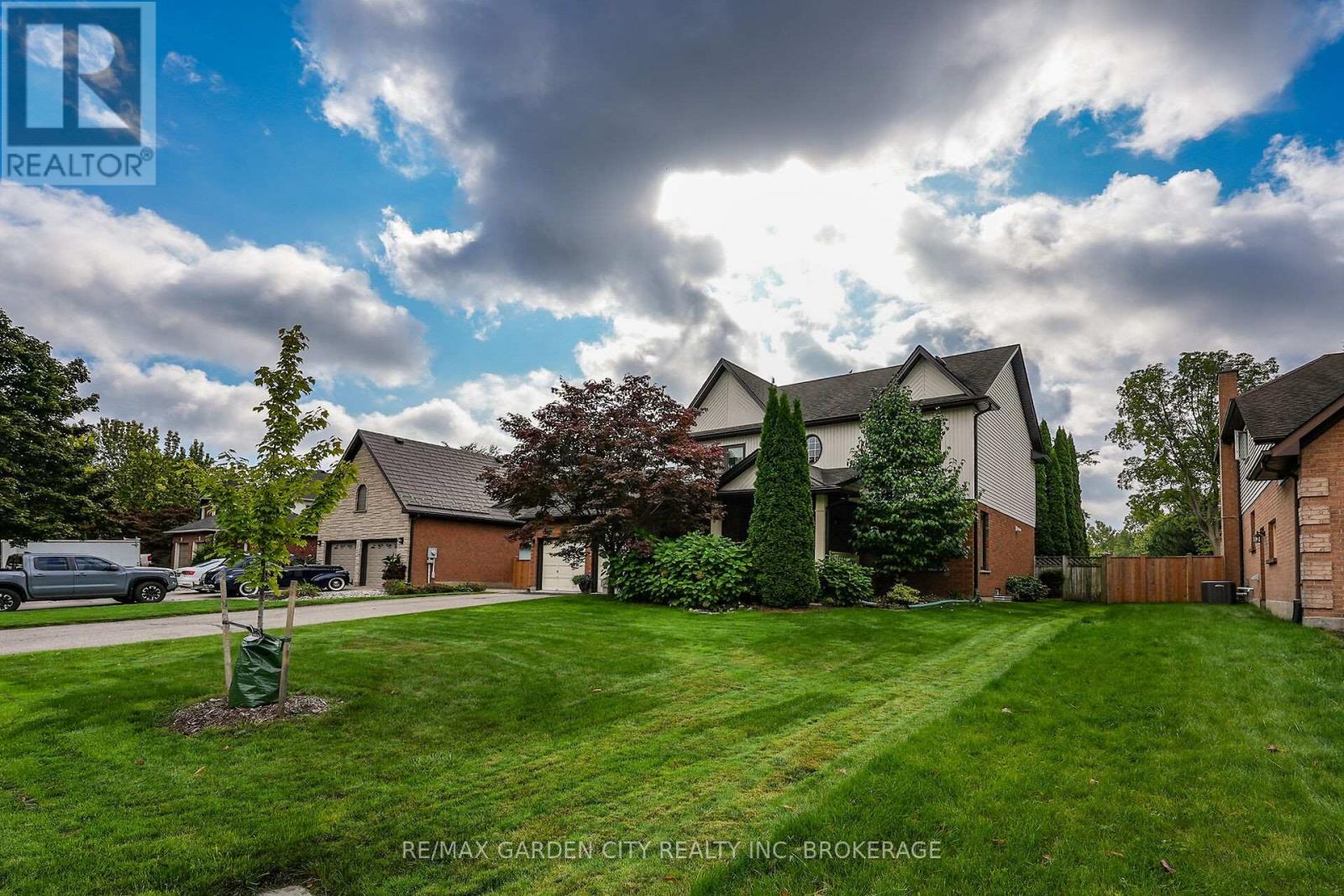 8 Steflar Street, Pelham (Fonthill), Ontario  L0S 1E4 - Photo 3 - X12432588