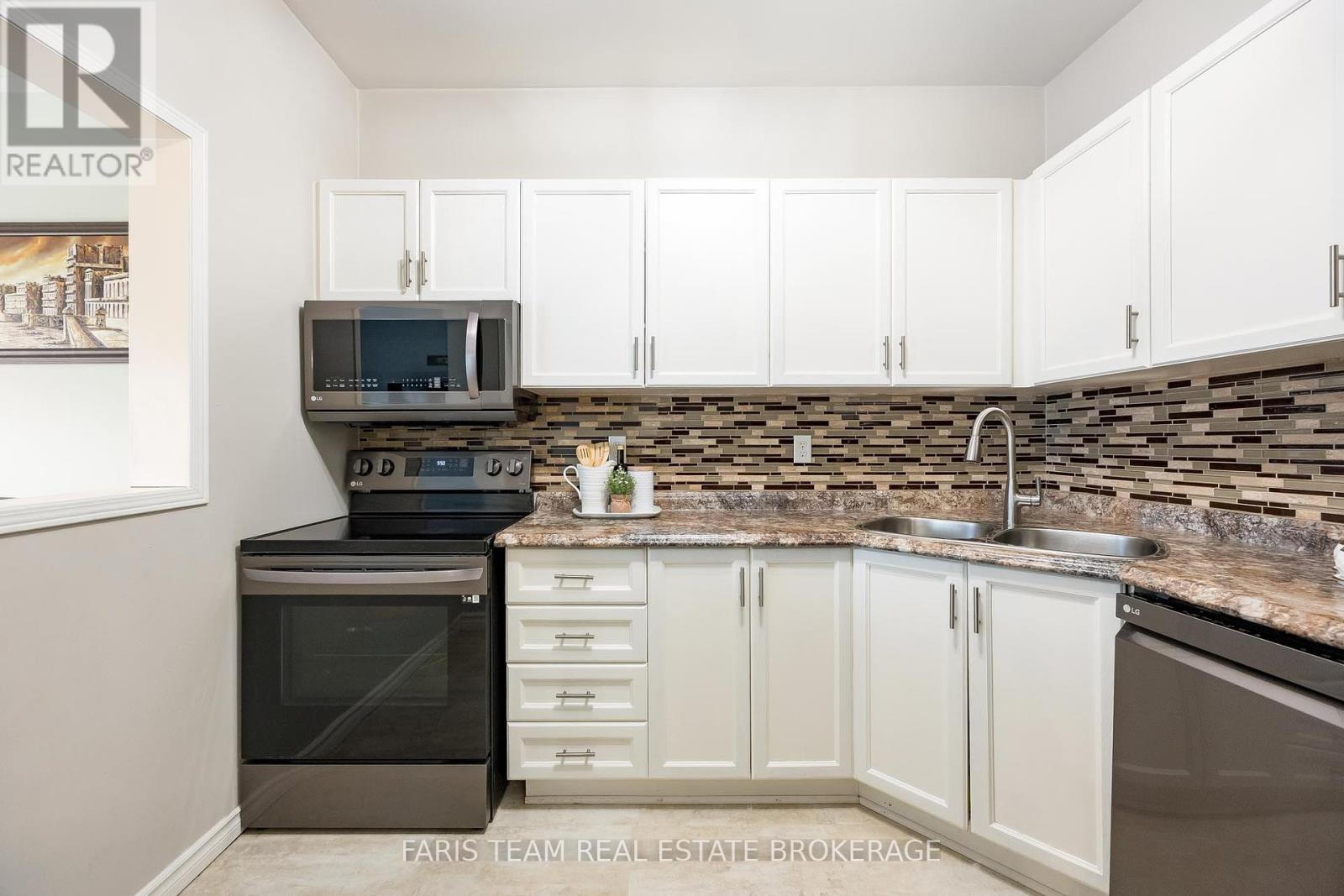 80 Bruce Crescent, Barrie (Bayshore), Ontario  L4N 8T8 - Photo 7 - S12426509