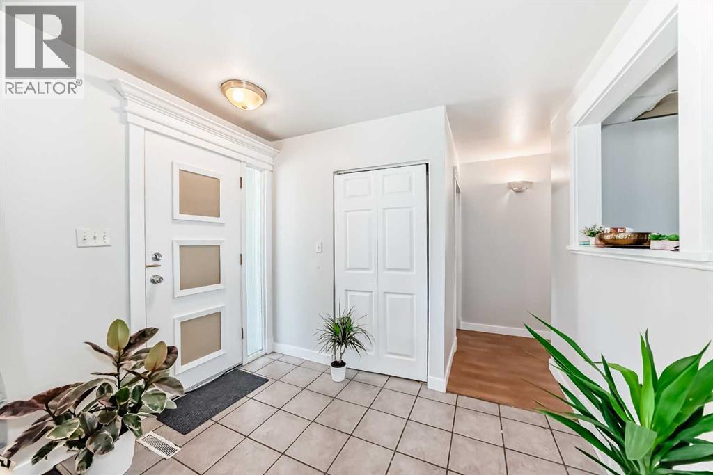 2208 47 Street Se, Calgary, Alberta  T2B 1L6 - Photo 3 - A2248866