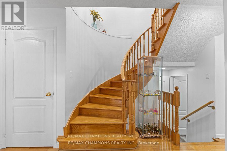 30 Larkspur Road, Brampton, Ontario  L6R 2T6 - Photo 10 - W12432474